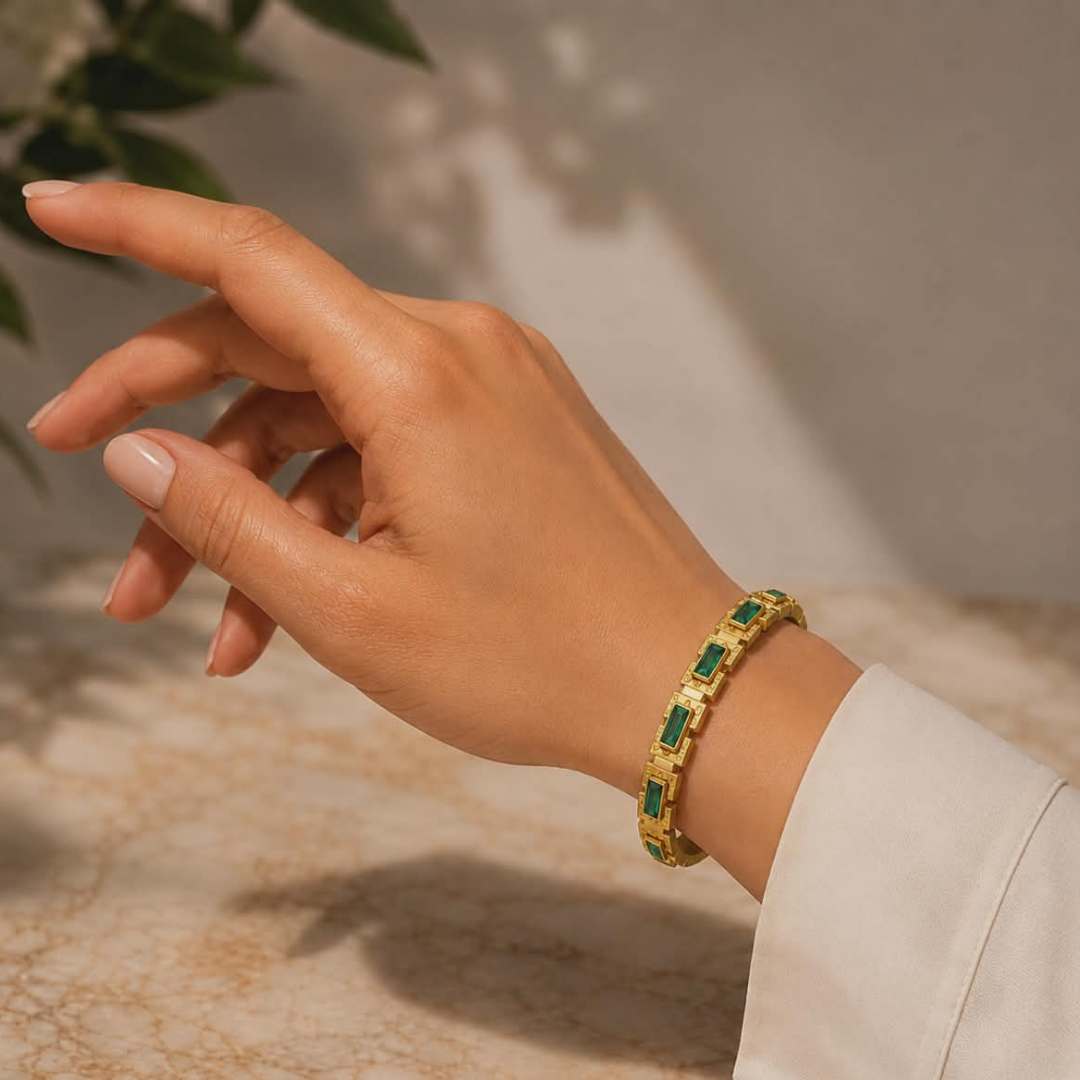 Luxury Gold Emerald Handcuff Bracelet for Women – Elegant Geometric Cuff Bangle | Premium Fashion Jewelry Gift