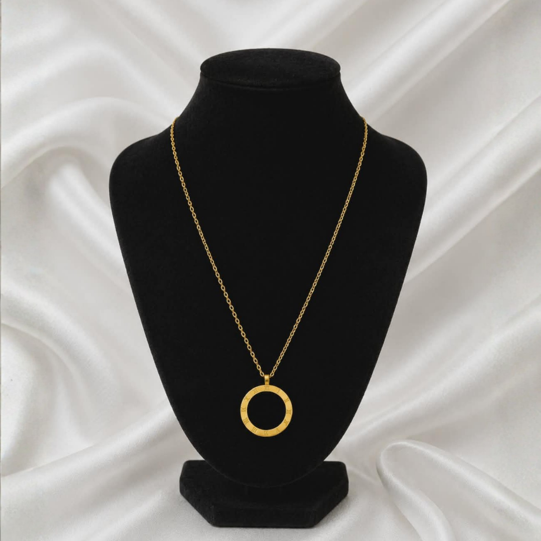 Luxury Gold Roman Numeral Pendant Necklace – Elegant Black Round Charm Necklace for Women
