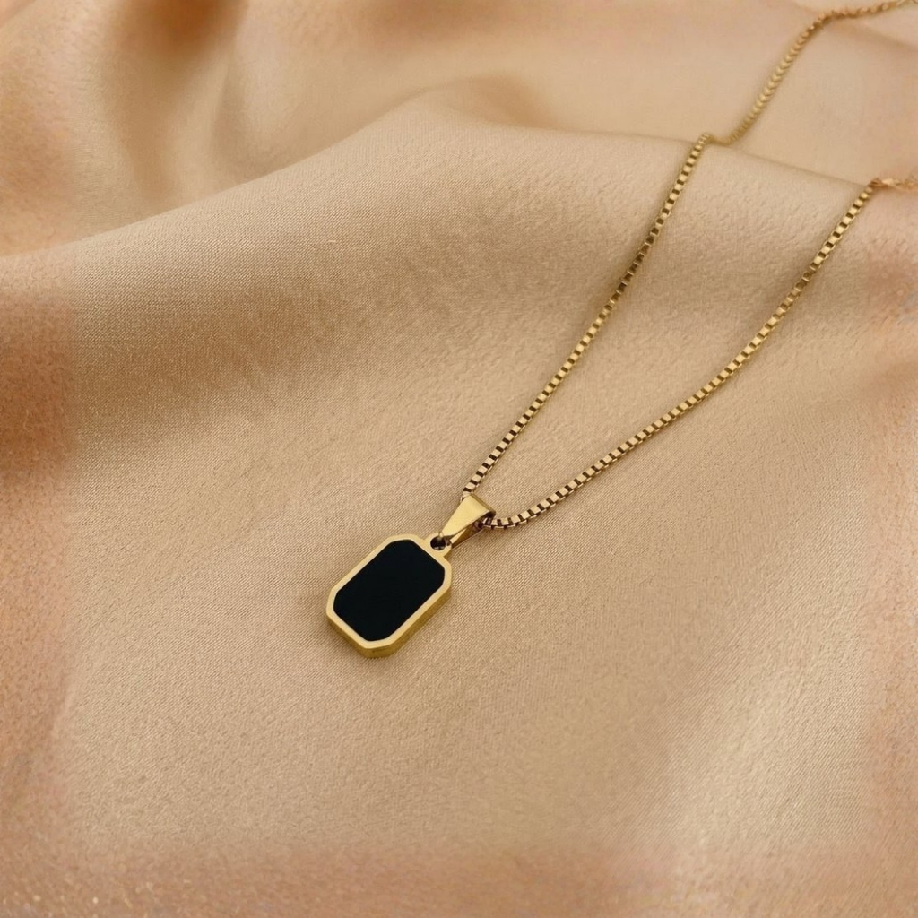 Luxury Dual-Sided Gold Pendant Necklace – Black & Pearl Minimalist Charm Necklace for Women
