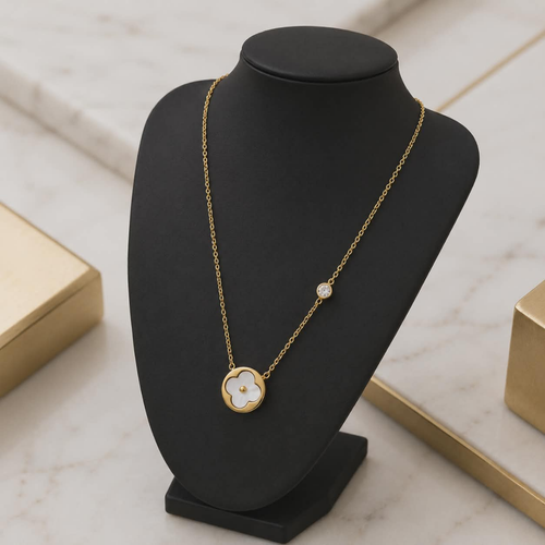 Elegant Gold Clover Pendant Necklace – Minimalist Floral Charm Necklace with Crystal Accent for Women